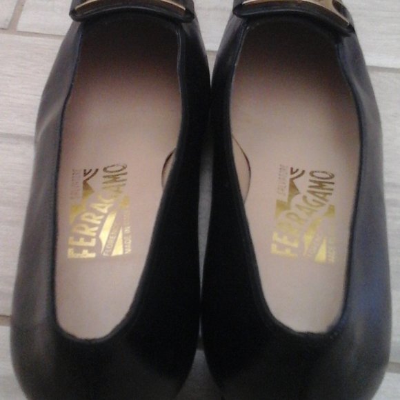 Salvatore Ferragamo Black Italian Leather Low Heel Pump. Size 7B - Picture 7 of 10